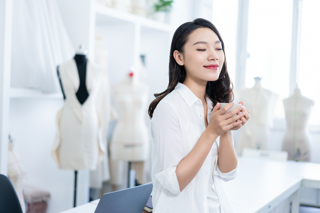 年轻女服装设计师图片