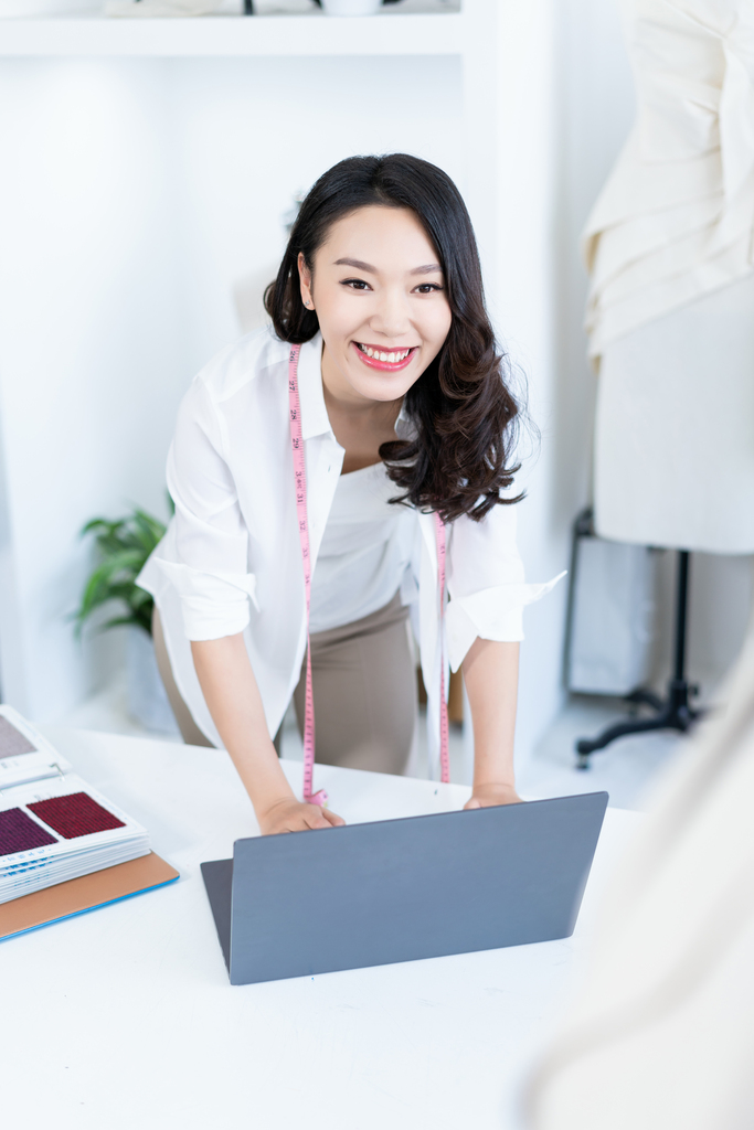 年轻女服装设计师图片