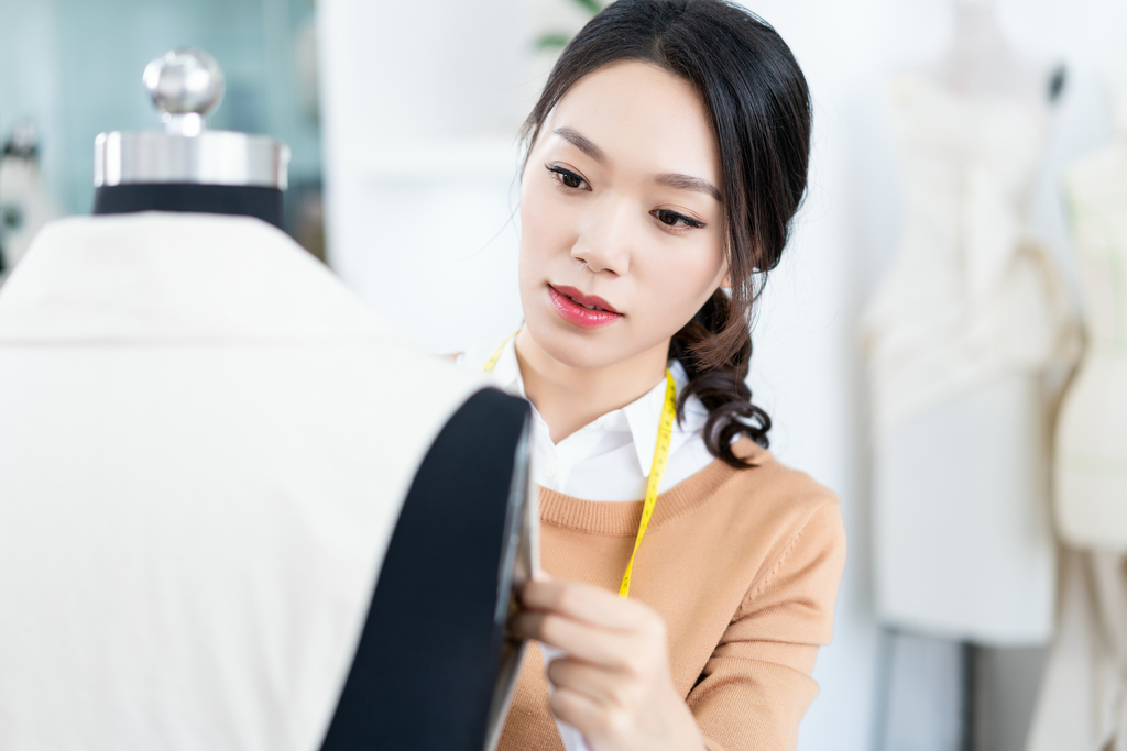 年轻女服装设计师图片