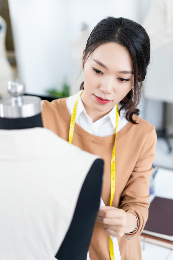 年轻女服装设计师图片