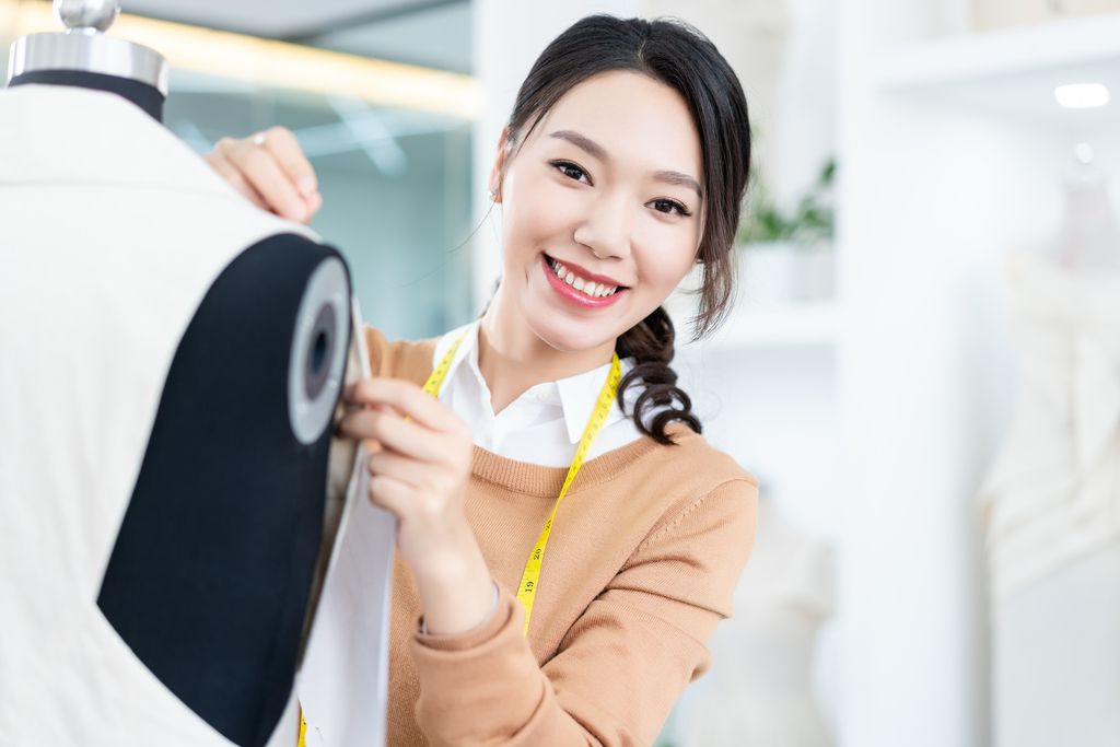 年轻女服装设计师图片