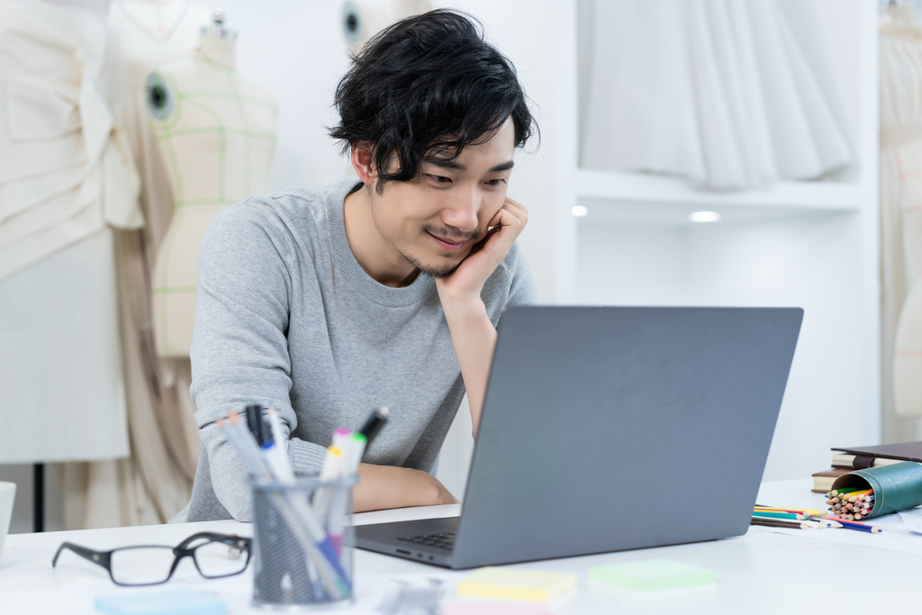 年轻男服装设计师图片