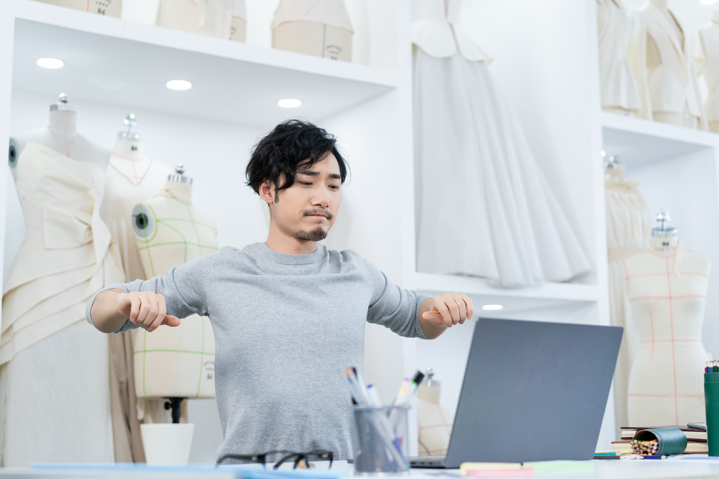 年轻男服装设计师图片