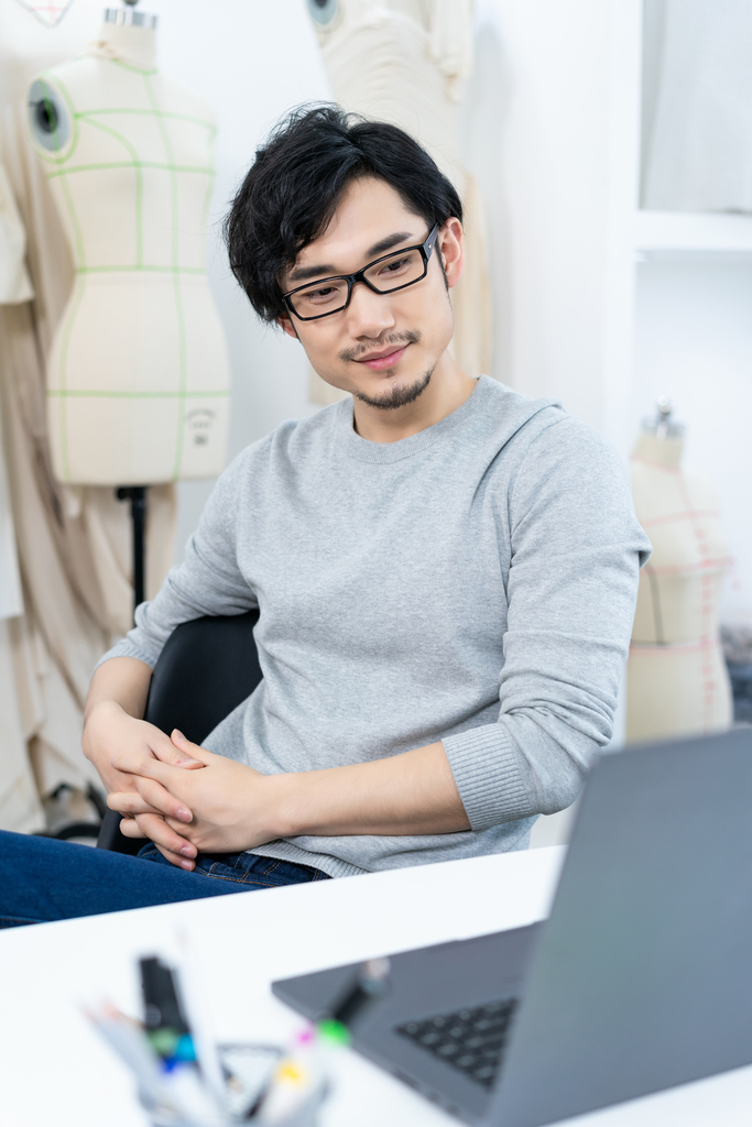 年轻男服装设计师图片