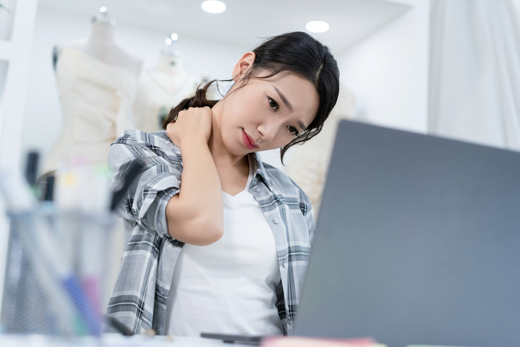 年轻女服装设计师图片