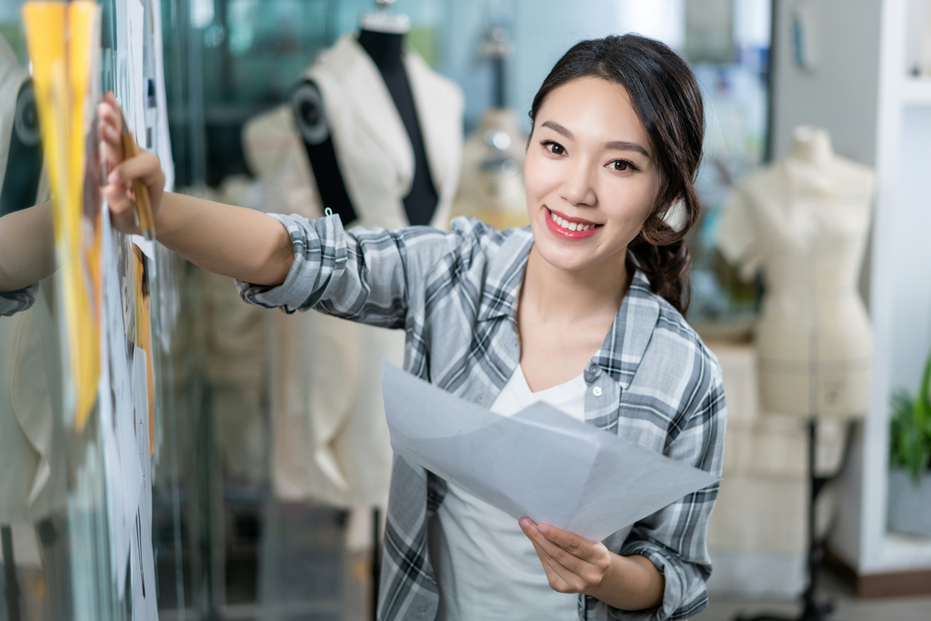 年轻女服装设计师图片