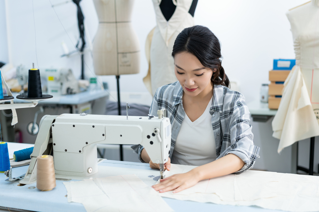 年轻女服装设计师图片