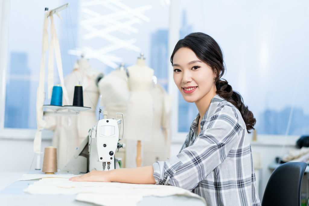 年轻女服装设计师