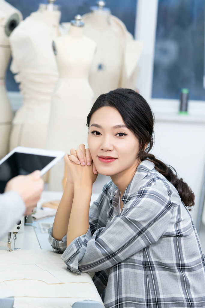 年轻女服装设计师图片