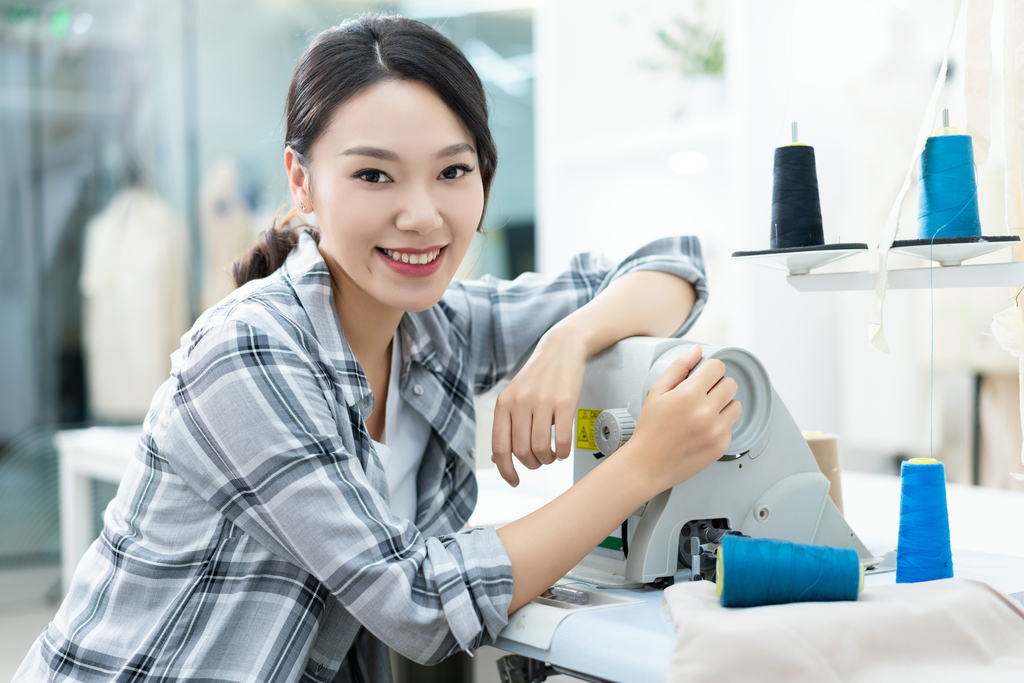 年轻女服装设计师