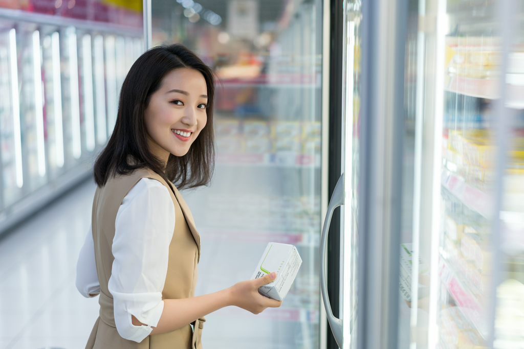 年轻女子在超市购物图片