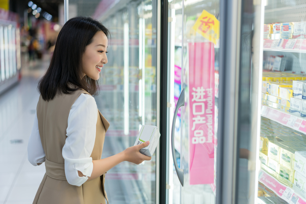 年轻女子在超市购物