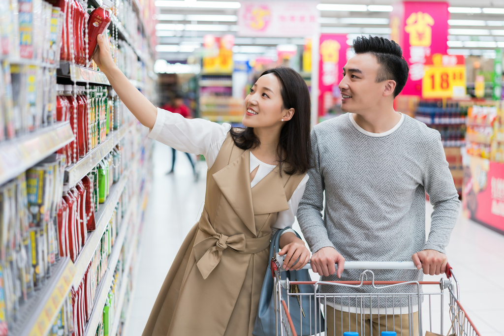 年轻夫妻在超市购物图片