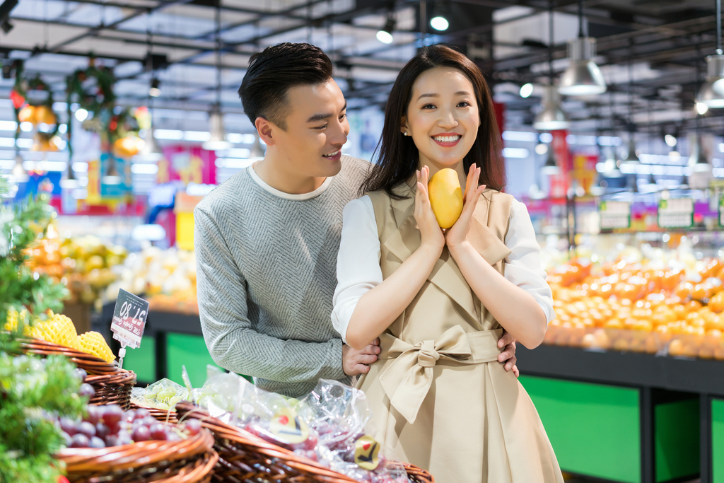 年轻夫妻在超市购物图片