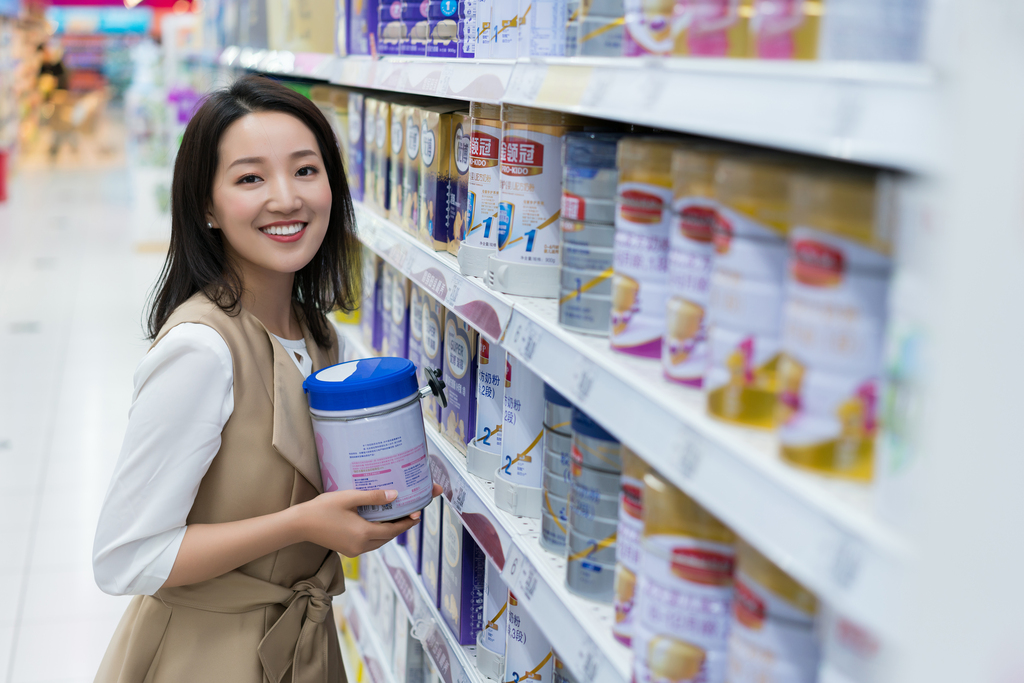 年轻女子在超市购物图片