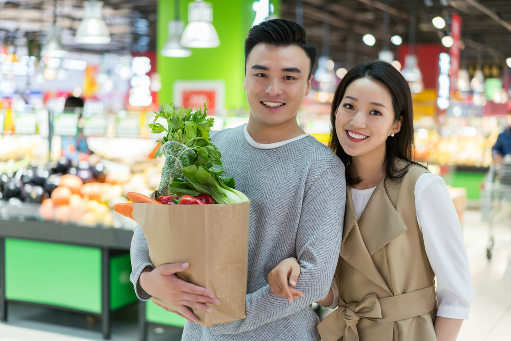 年轻夫妻在超市购物图片