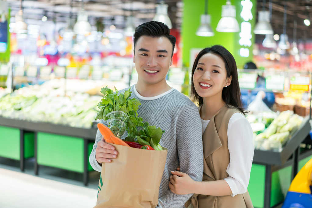 年轻夫妻在超市购物图片