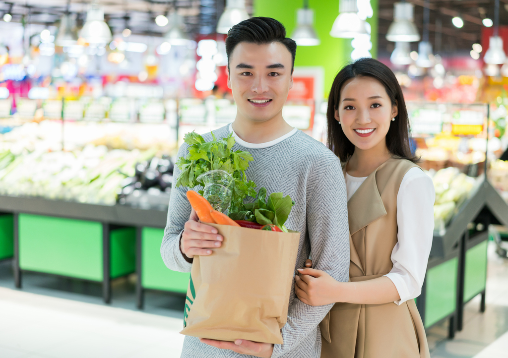 年轻夫妻在超市购物图片