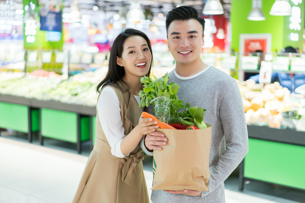 年轻夫妻在超市购物图片