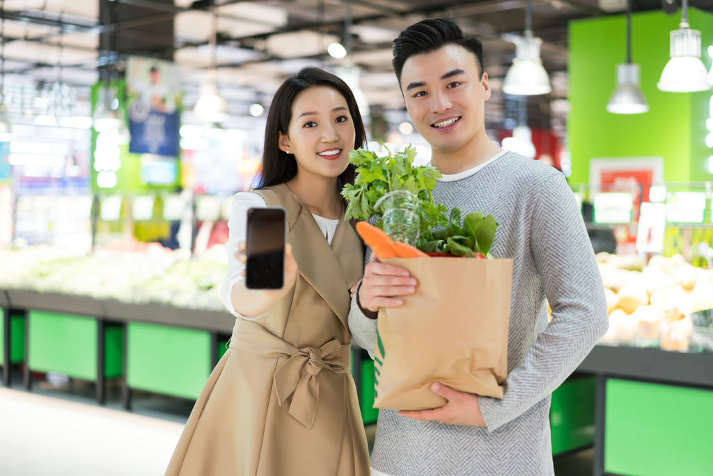 年轻夫妻在超市购物图片