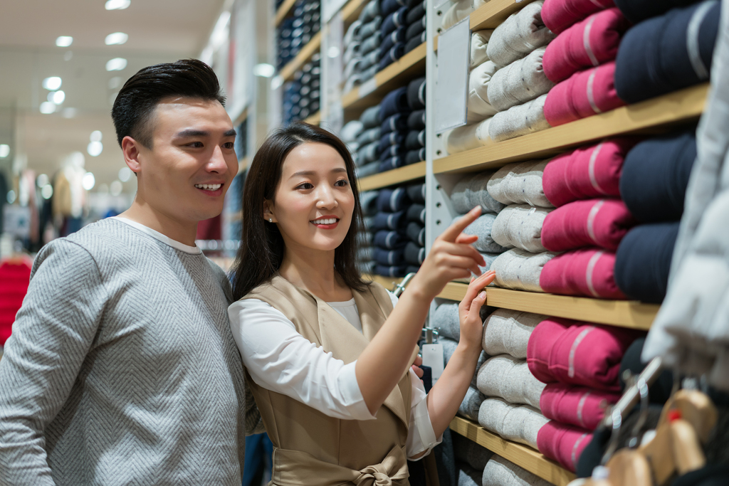 年轻夫妻选购服饰图片