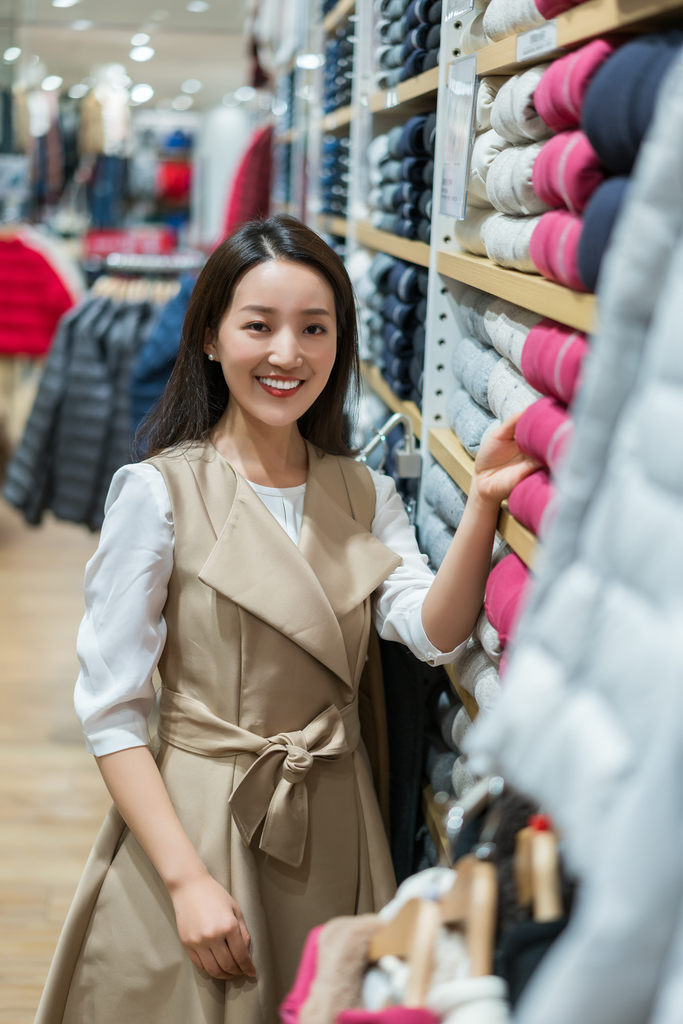 年轻女子选购服饰图片