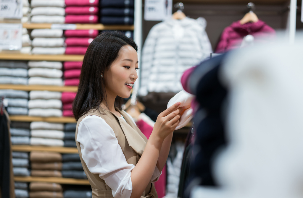 年轻女子选购服饰图片