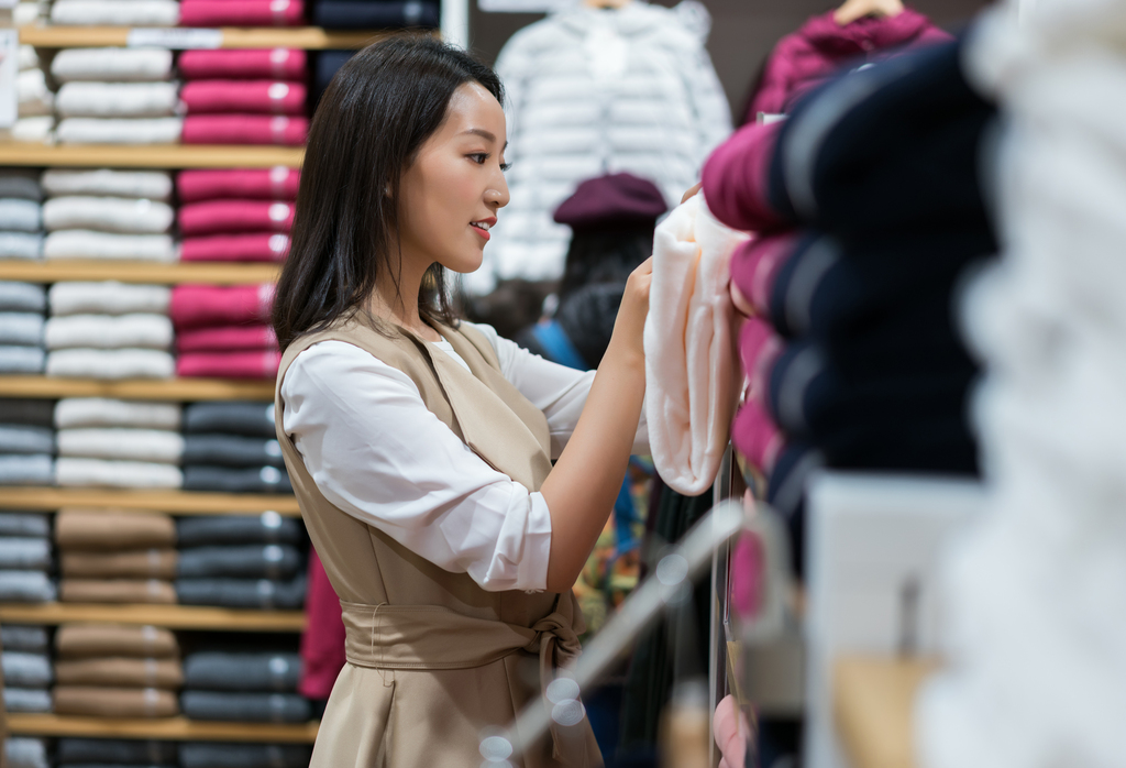 年轻女子选购服饰图片