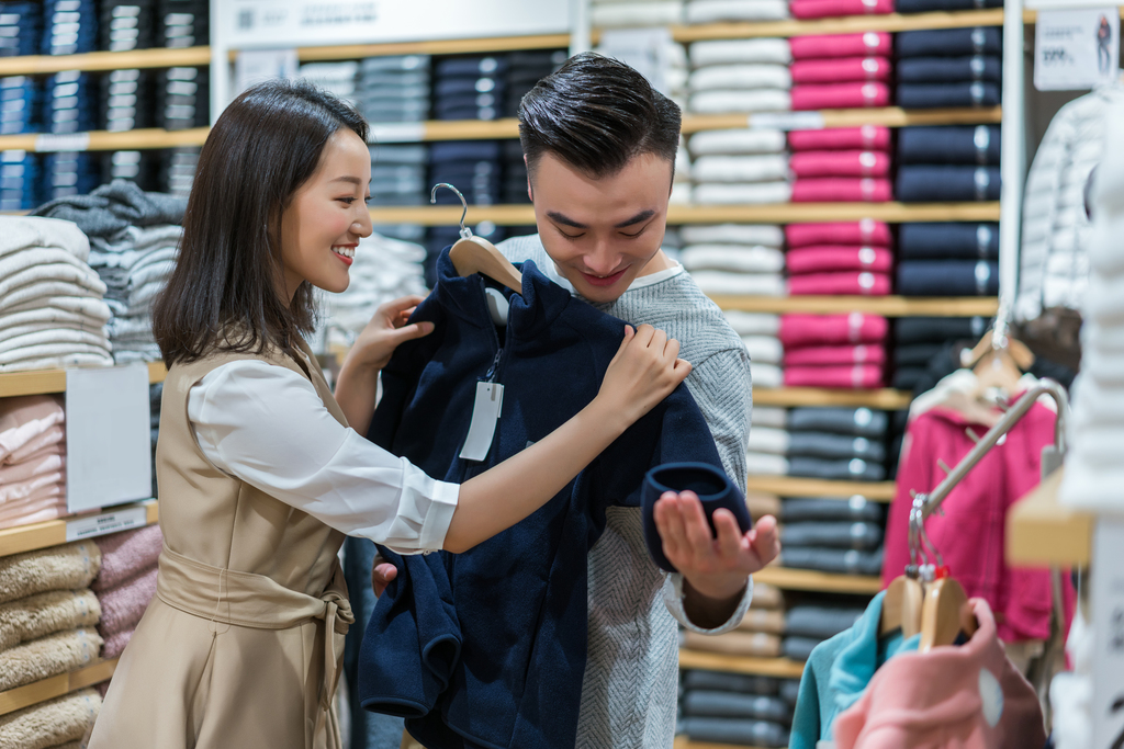 年轻夫妻选购服饰图片