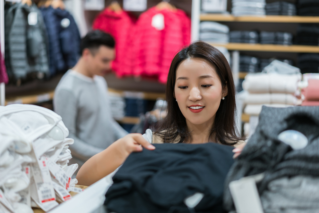 年轻夫妻选购服饰图片