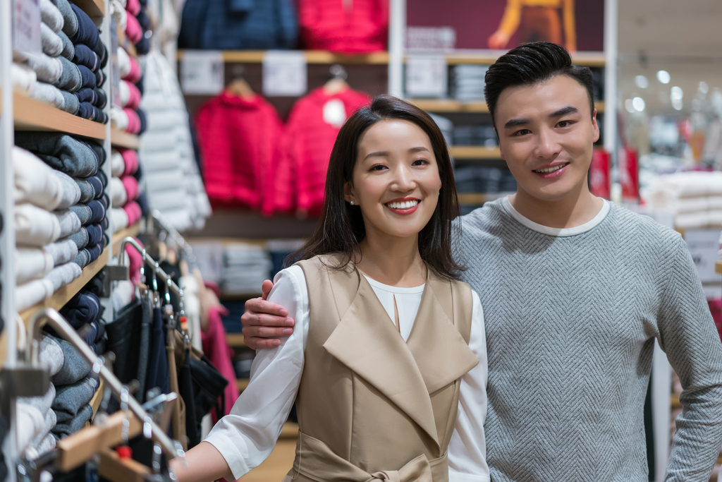 年轻夫妻选购服饰图片