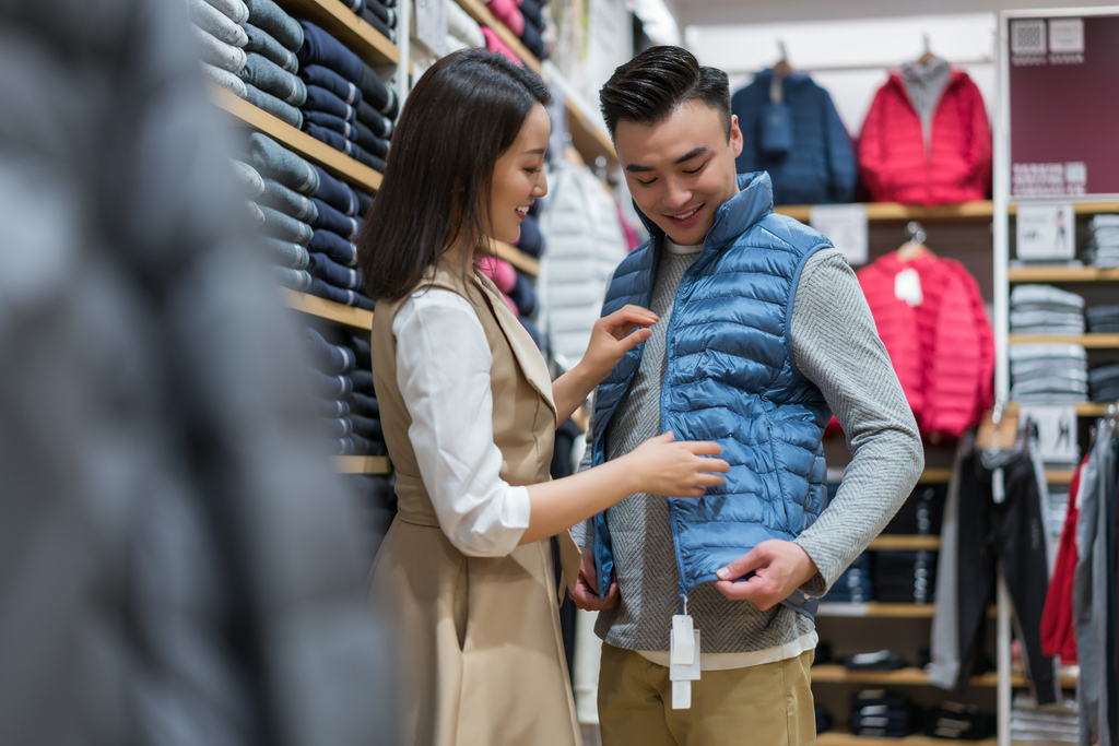 年轻夫妻选购服饰图片