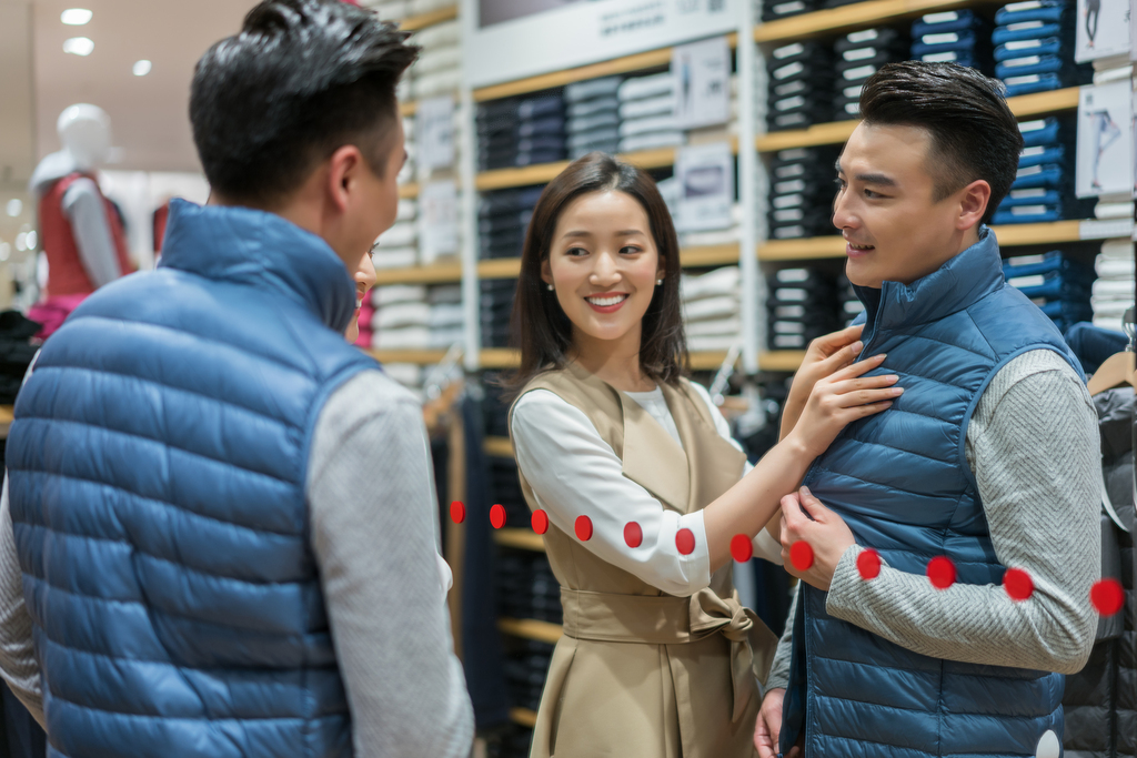 年轻夫妻选购服饰图片