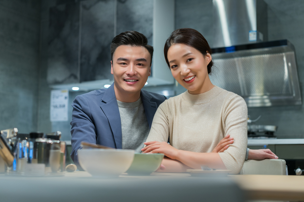 年轻夫妻选购家居用品