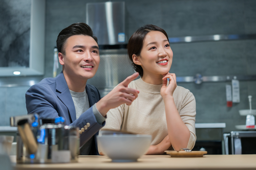 年轻夫妻选购家居用品