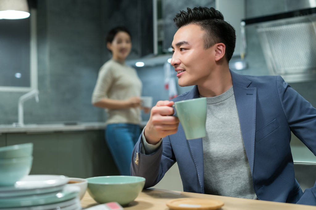 年轻夫妻选购家居用品图片