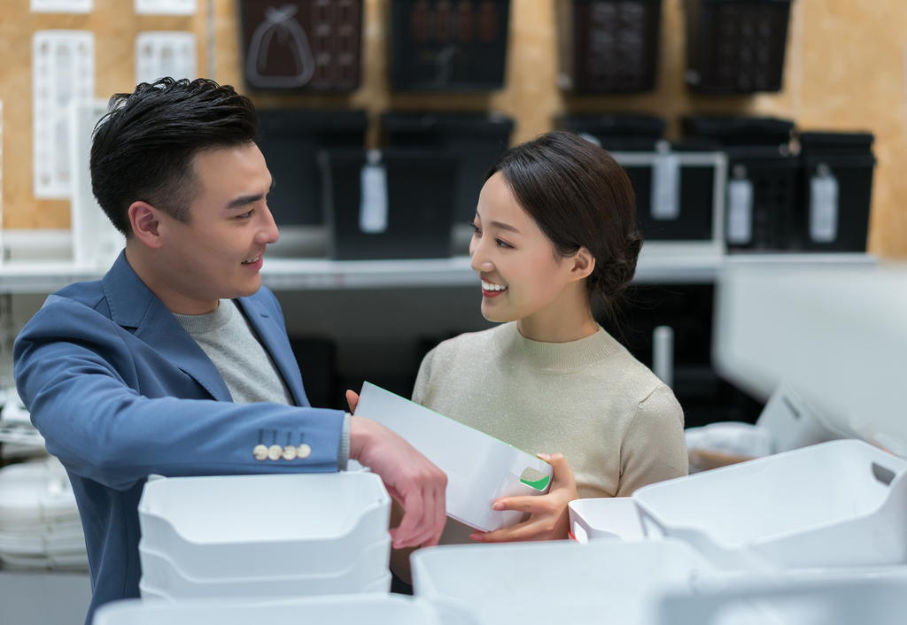 年轻夫妻选购家居用品