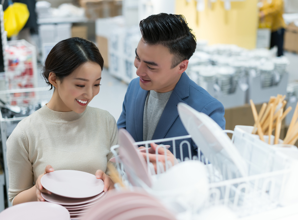 年轻夫妻选购家居用品