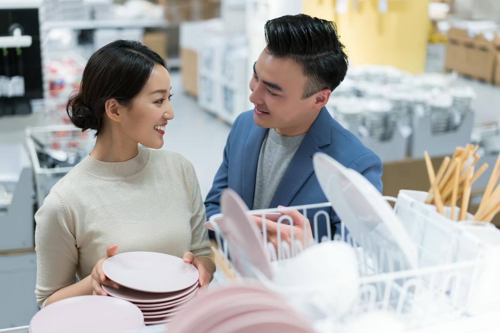 年轻夫妻选购家居用品