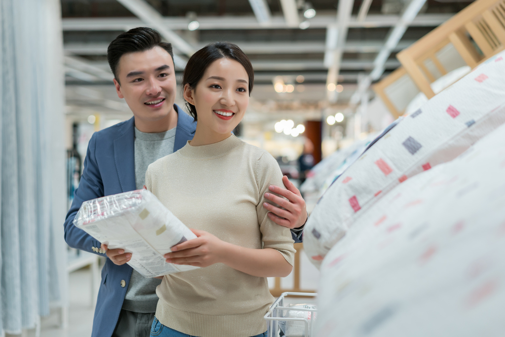 年轻夫妻选购家居用品图片