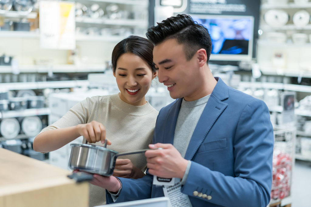 年轻夫妻选购家居用品