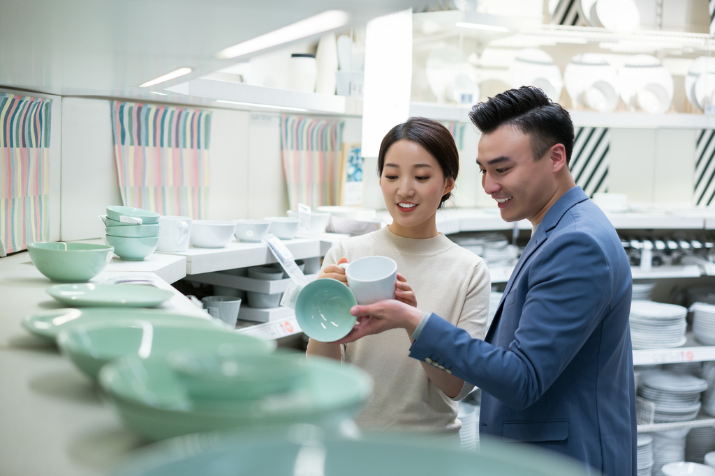 年轻夫妻选购家居用品