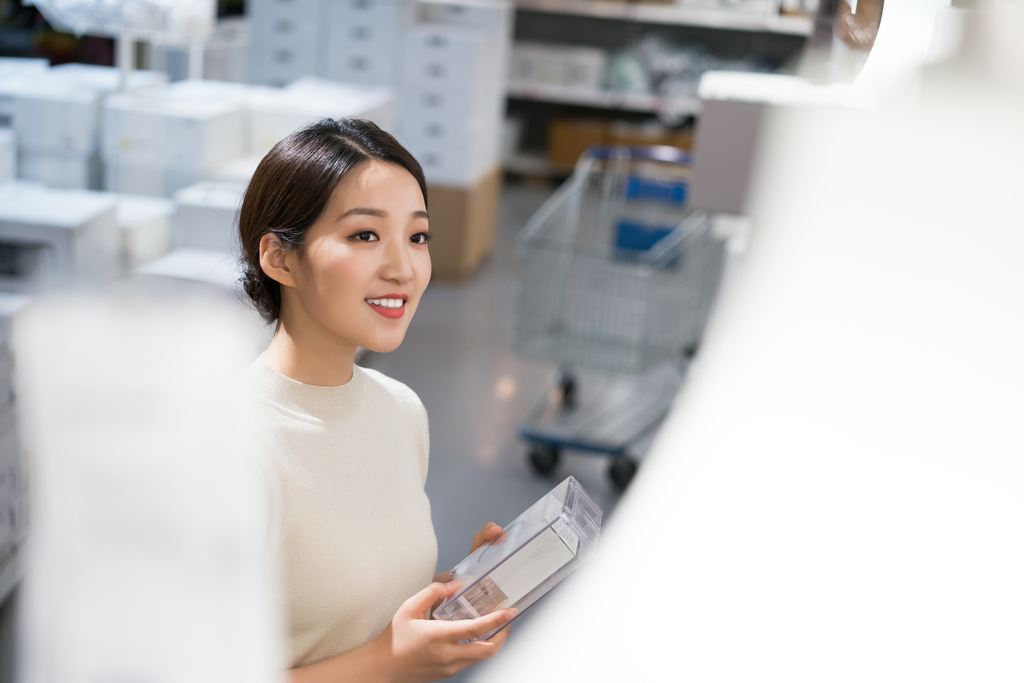 年轻女子选购家居用品图片