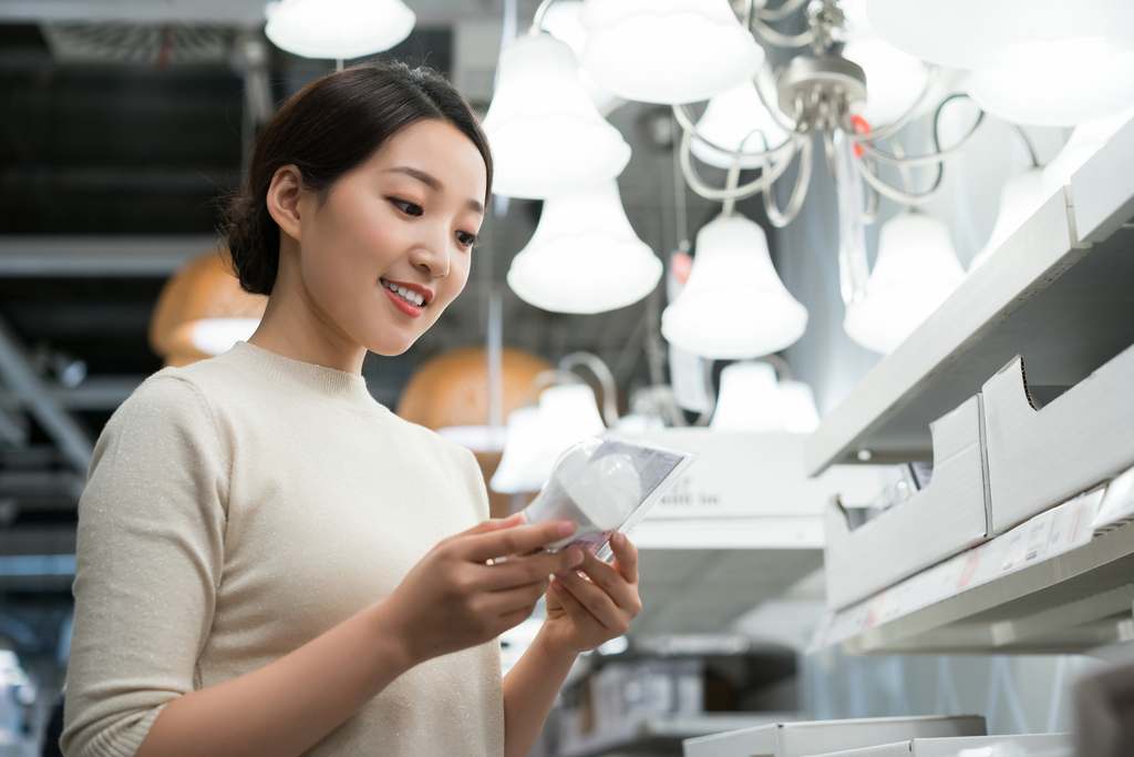 年轻女子选购家居用品