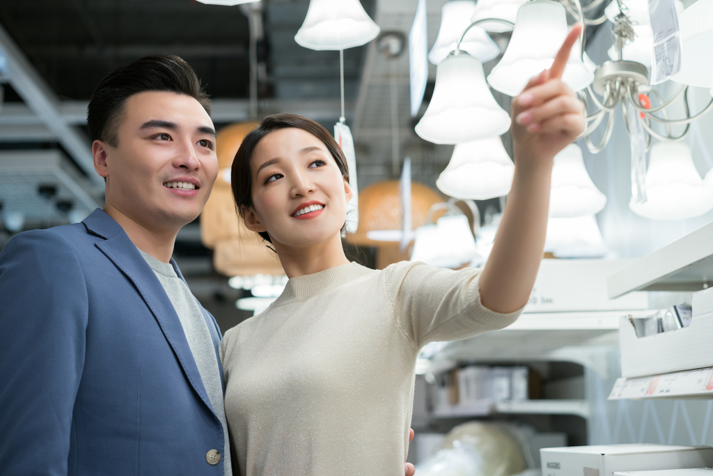 年轻夫妻选购家居用品图片