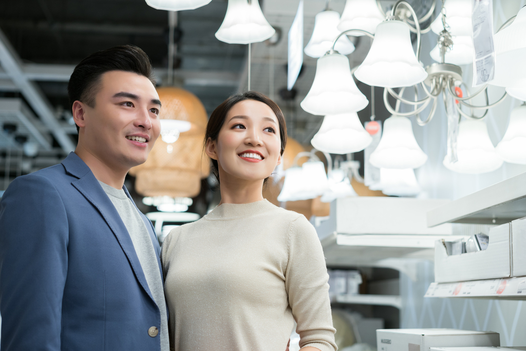 年轻夫妻选购家居用品图片