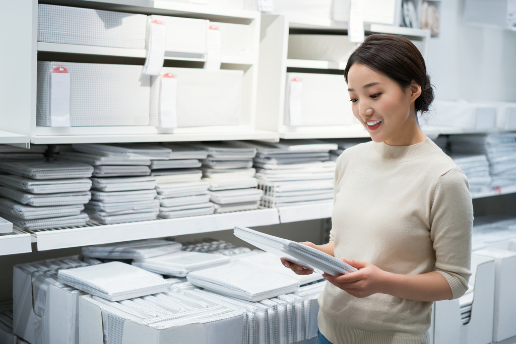 年轻女子选购家居用品