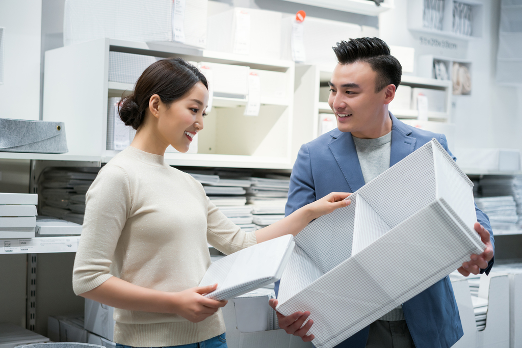 年轻夫妻选购家居用品图片