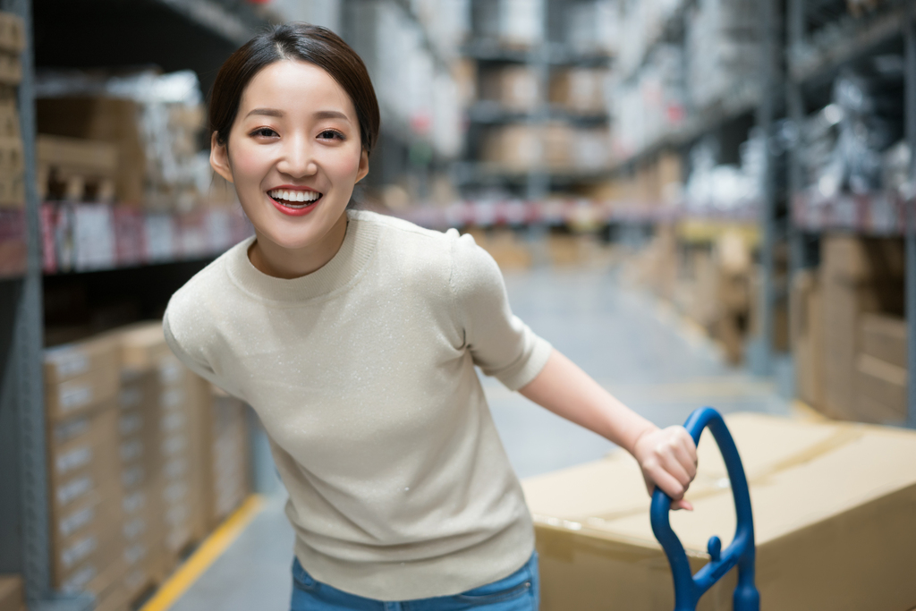 年轻女子选购家居用品