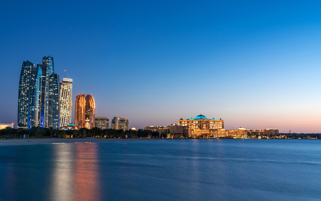 阿布扎比滨海夜景